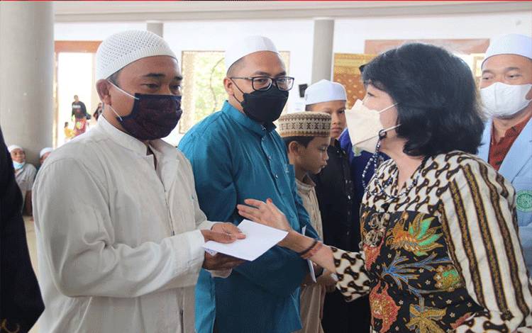 Bupati Pulang Pisau Bagikan 2000 Paket Sembako untuk Kaum Dhuafa