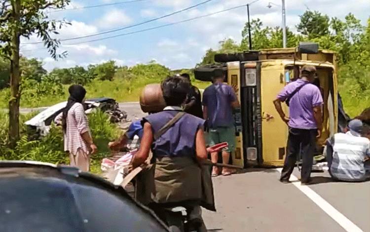 Truk Muatan Tanah Terbalik, Toyota Agya Masuk Parit