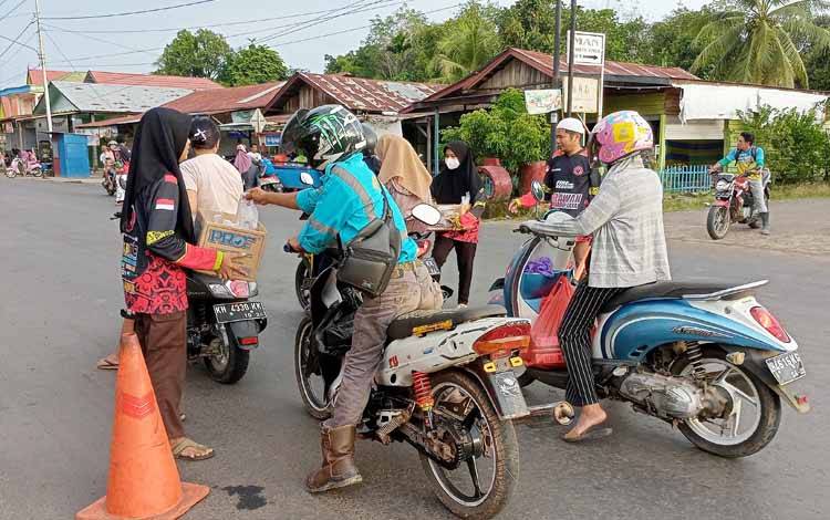 Relawan Matabu Jaya Berbagi Takjil dengan Pengguna Jalan