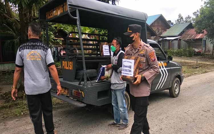 Kapolsek Gunung Timang Bagikan Paket Sembako kepada Warga