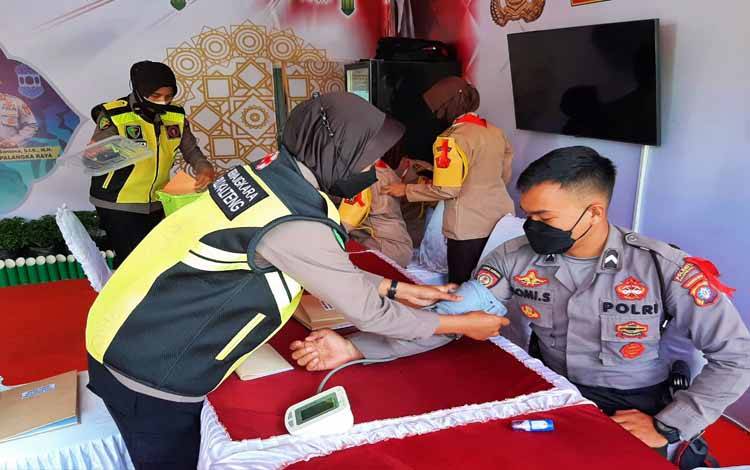 Tim Kesehatan RS Bhayangkara Palangka Raya Cek Kesehatan Personel Ketupat Telabang 2022