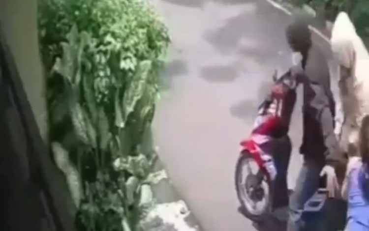 Polisi Dikeroyok Massa saat Menangkap Jambret