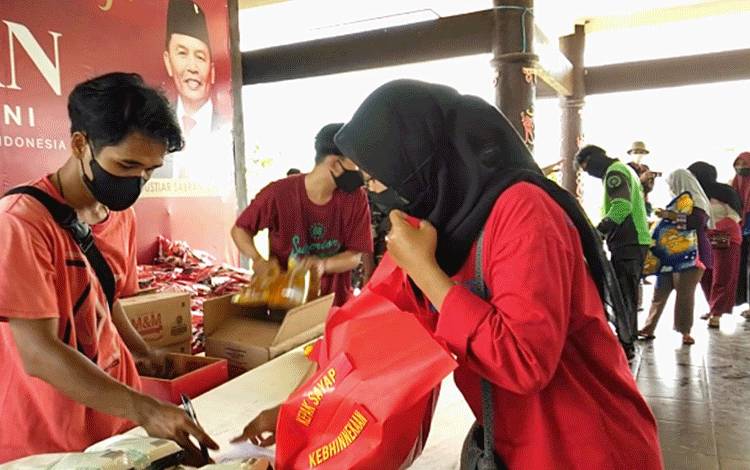Agustiar Sabran Bagikan 2 Ribu Paket Sembako di Palangka Raya