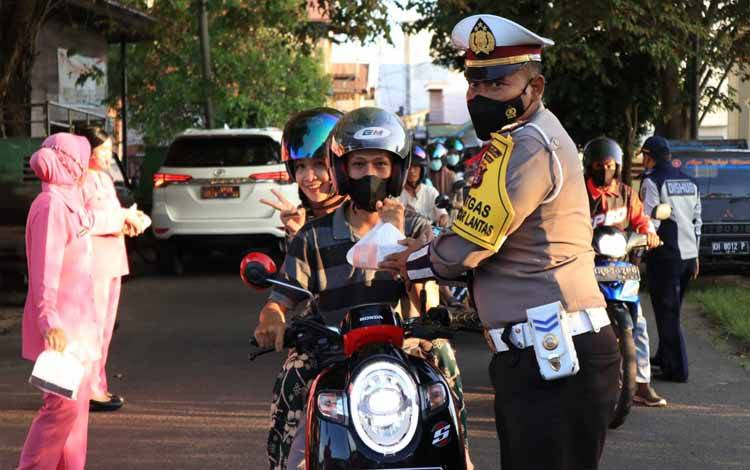 Satlantas Polres Seruyan Bagikan Takjil untuk Warga Kuala Pembuang