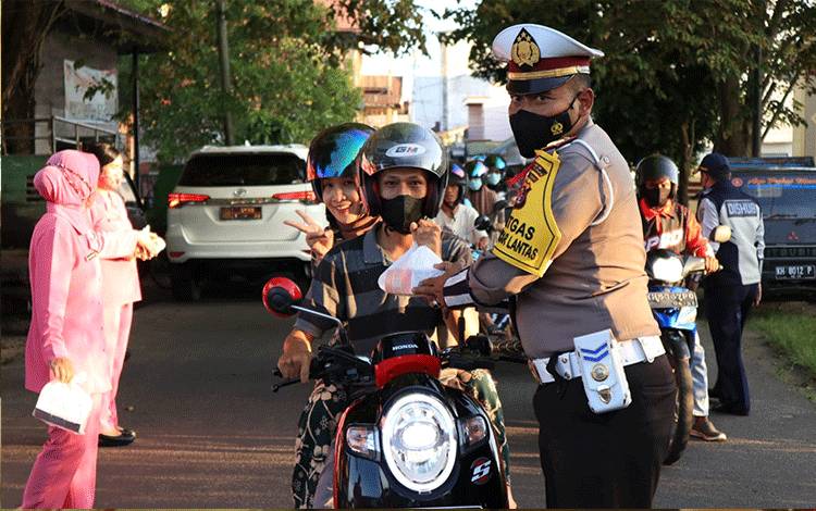 Satlantas Polres Seruyan Bagikan Takjil di Kuala Pembuang
