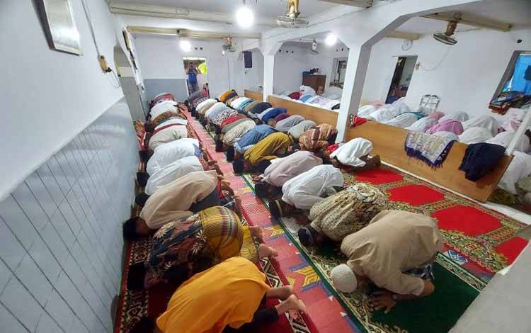 Jamaah Naqshabandiyah Laksanakan Salat Idul Fitri
