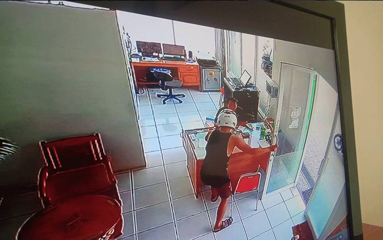 Aksi Seorang Pria Gasak Uang di Depan Pengawas SPBU Galaxy Terekam CCTV, Akhirnya Ketangkap