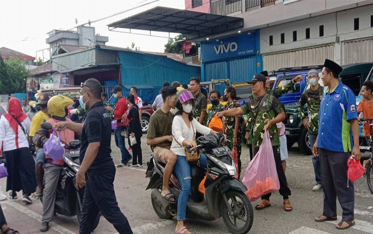 SKIn Manokwari Berbagi Takjil di Akhir Ramadan 2022