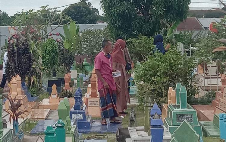 Momen Idul Fitri Warga Kobar Ramai Laksanakan Ziarah dan Bersih Makam