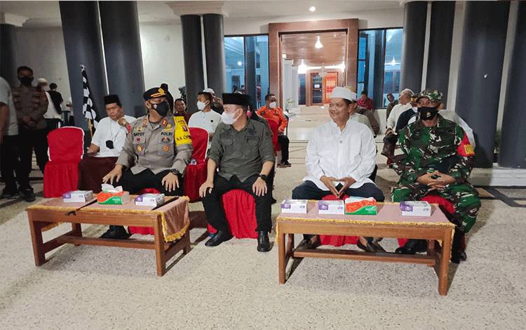 Saat Berwisata Bupati Seruyan Minta Warga Tetap Disiplin Prokes