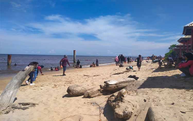 Ribuan Pengunjung Padati Pantai Ujung Pandaran