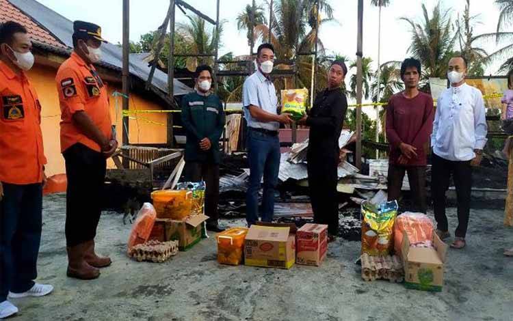 Pemkab Barito Utara Serahkan Bantuan untuk Korban Kebakaran