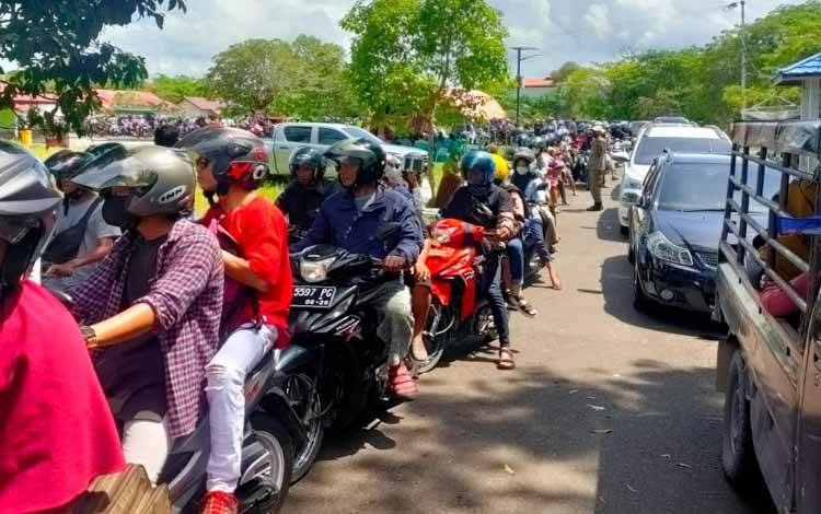 Pantai Sungai Bakau Diserbu Pengunjung