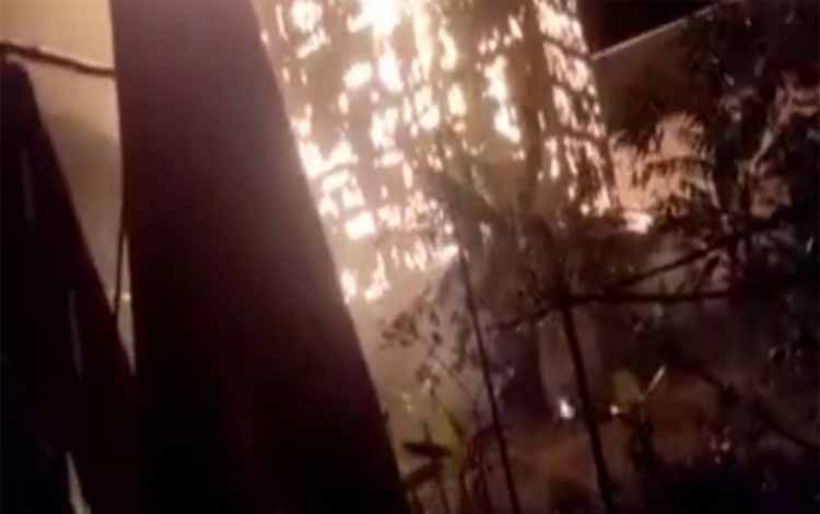 Disambar Petir, Sarang Walet 3 Lantai Terbakar