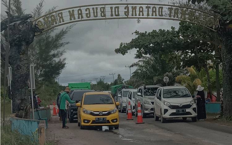 Lebaran Hari Ketiga, Ribuan Warga Kobar Kunjungi Pantai Kubu