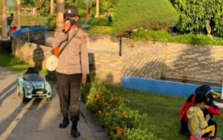 Personel Pos Terpadu Lebaran di Kapuas Terus Edukasi Penerapan Prokes di Masyarakat