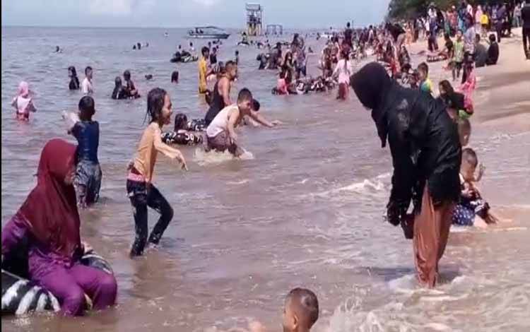 Pantai Ujung Pandaran Masih Di Penuhi Wisatawan Meski Sudah H+3 Lebaran Idulfitri