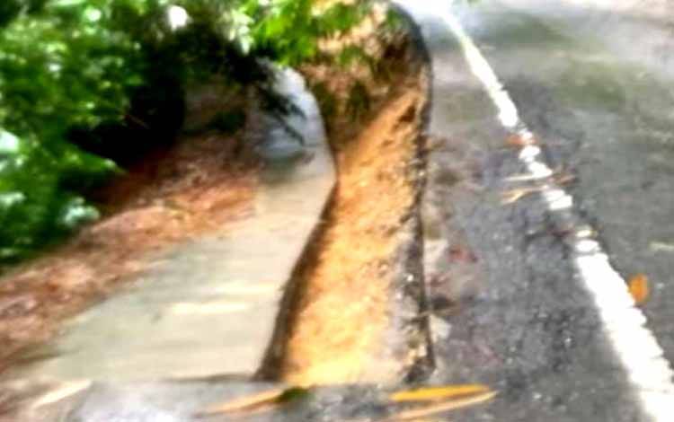 Jalan Longsor, Pengguna Jalan Desa Lemo agar Berhati-Hati