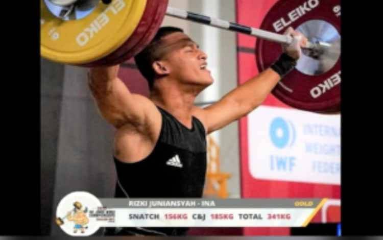 Rizki Juniansyah Sumbang Emas Kejuaraan Angkat Besi Dunia Junior 2022