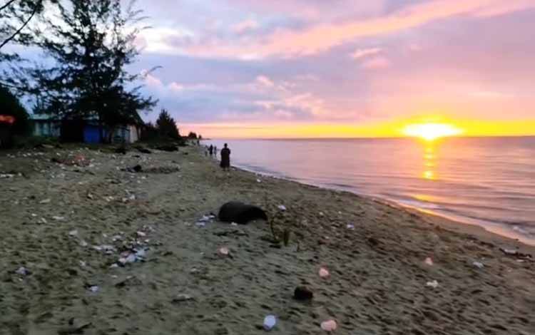 Camat Teluk Sampit Minta Pengunjung dan Pedagang di Pantai Ujung Pandaran Tidak Buang Sampah Sembarangan
