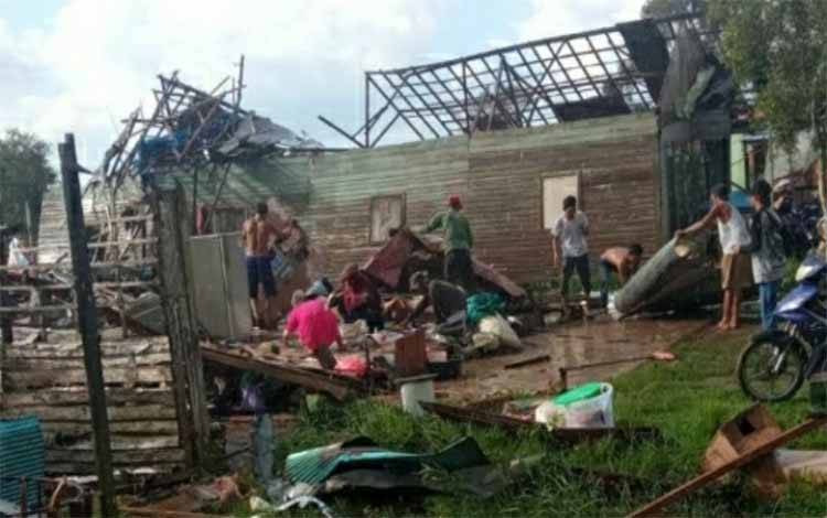 Puting Beliung Rusak Belasan Rumah Warga Kapuas Timur
