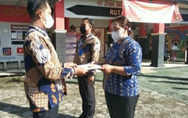 Motivasi Tingkatkan Kinerja, Kepala Rutan Kapuas Beri Penghargaan Dua Pegawai Teladan