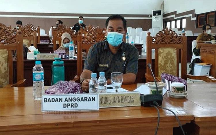 Anggota DPRD Gunung Mas Imbau Masyarakat Rutin Bersihkan Drainase