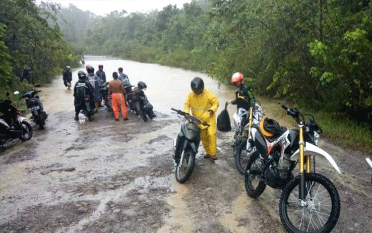 Jalan Lintas Provinsi di Desa Lemo Tak Bisa Dilalui Akibat Banjir
