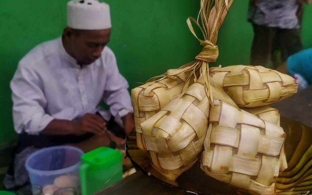 Sejumlah Warga di Sampit Masih Laksanakan Lebaran Ketupat