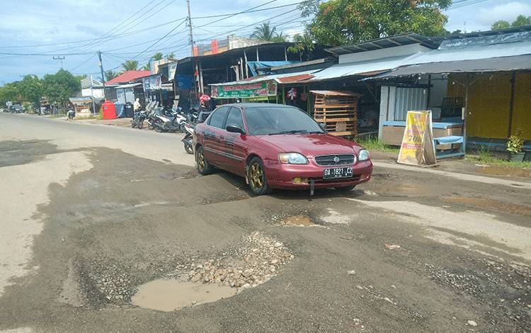 Warga Keluhkan Rusaknya Jalan Rajawali 7 di Sejumlah Titik