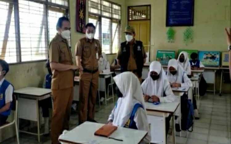 Kepala Disdik Kapuas Monitoring Pelaksanaan Ujian SMP