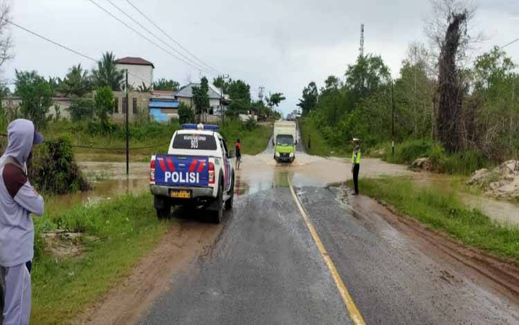 Satlantas Polres Katingan Turun Gatur Jalan Terendam Air