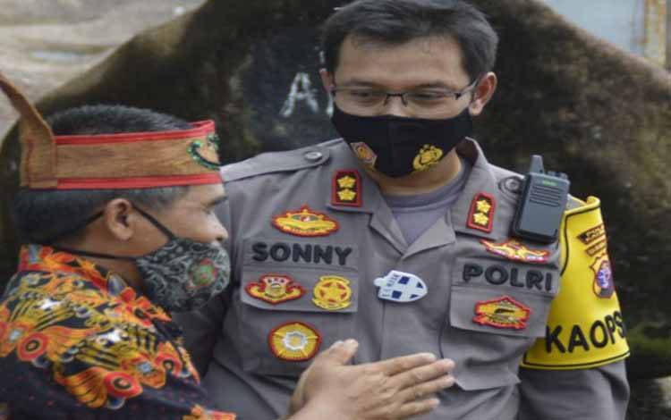 Kapolres Imbau Warga Bantaran Sungai untuk Hati-hati Sungai Katingan Pasang