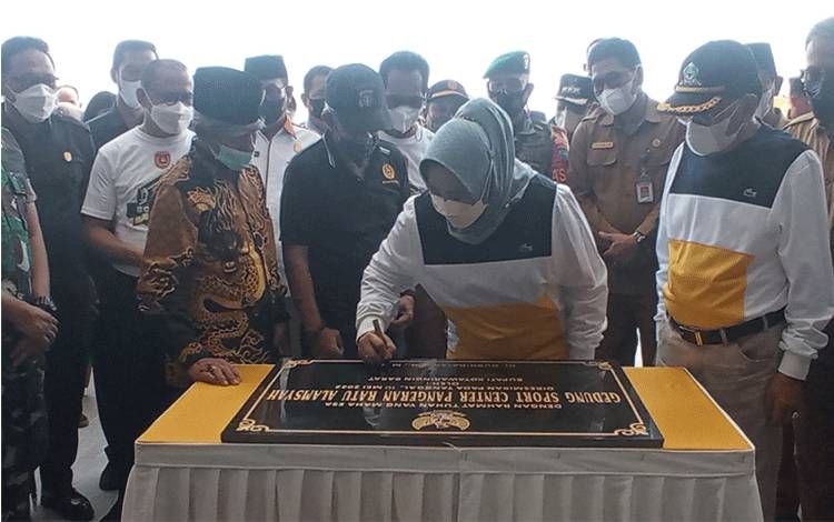 Bupati Kobar Resmikan Gedung Sport Center Pangeran Ratu Alamsyah