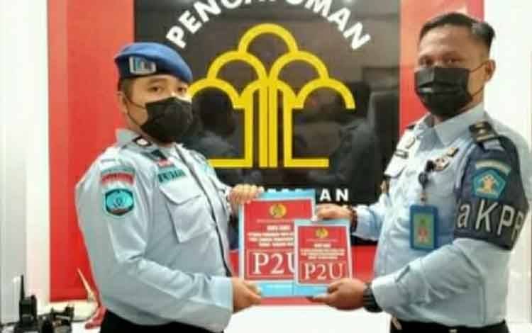 Kepala KPR Rutan Kapuas Bagikan Buku Saku untuk Petugas Pengamanan P2U