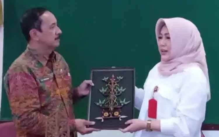 Disbudpar Kalteng Tandantangi Perjanjian Kerja Sama dengan Dispar Bali