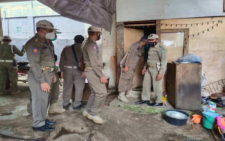 Satpol PP dan Damkar Kapuas Tertibkan Bangunan Liar dan PKL untuk Tata Kawasan Pasar