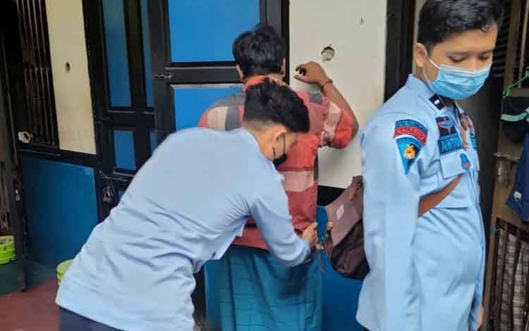 Petugas Lapas Palangka Raya Razia Kamar Hunian Tahanan