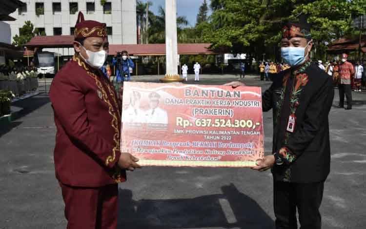 Pemprov Kalteng Serahkan Bantuan Dana Prakerin SMK