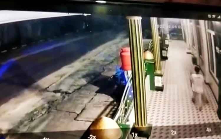 Kawanan Maling Kotak Amal di Masjid Temanggung Tilung Ternyata Isinya Kosong