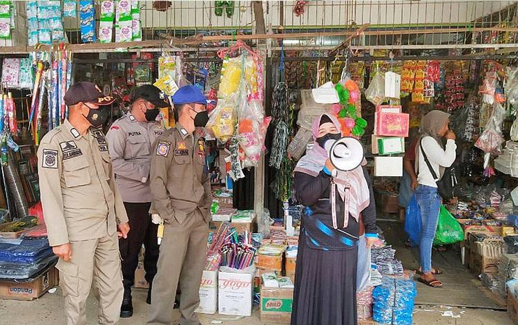 Tim Gabungan Sosialisasi Pencegahan Hepatitis Misterius di Pasar Ampah