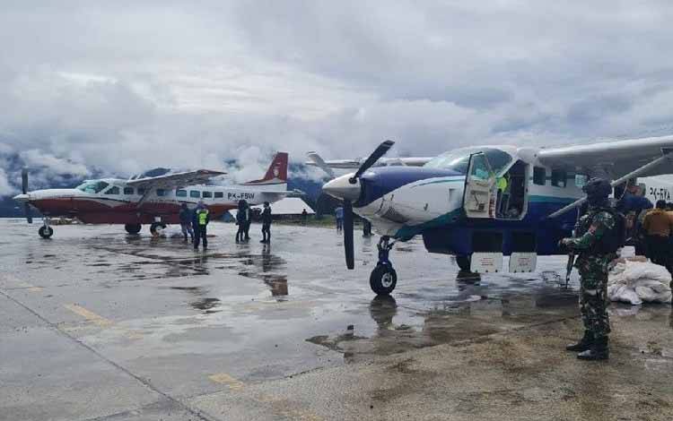 KKB Tembak Pesawat Asian One di Bandara Aminggaru