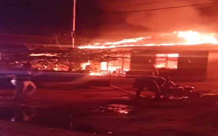 Diduga Arus Pendek Listrik, Rumah Semi Permanen Terbakar di Palangka Raya