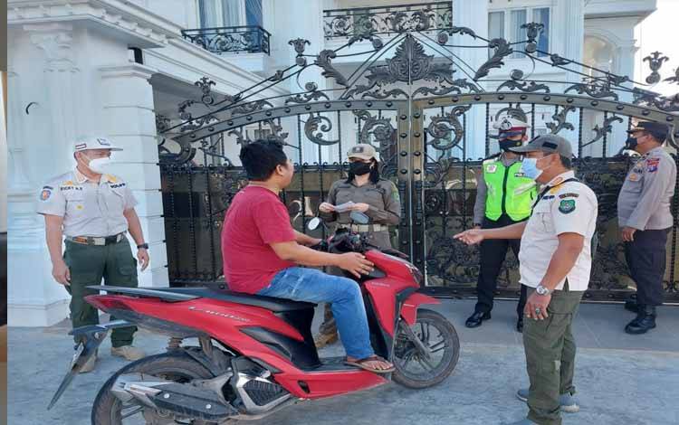 Personel Gabungan di Kapuas Terus Disiplinkan Penerapan Prokes