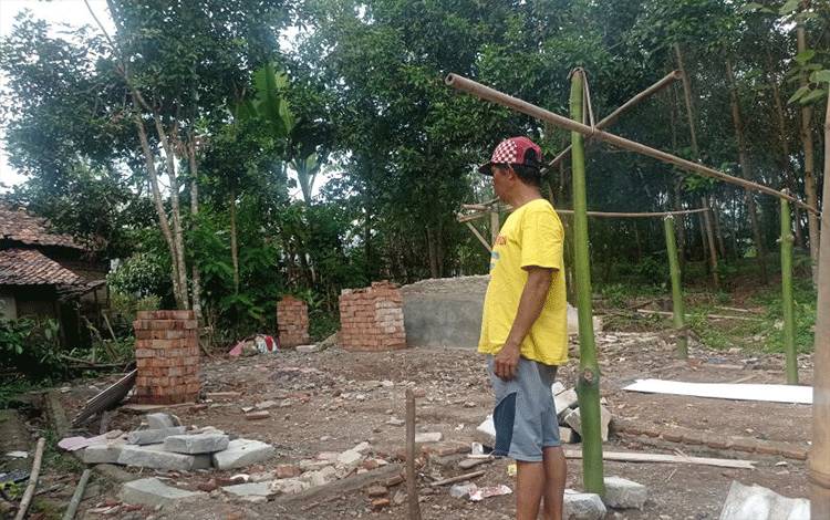 Rumah Warga di Lebak Roboh karena Tanah Bergerak