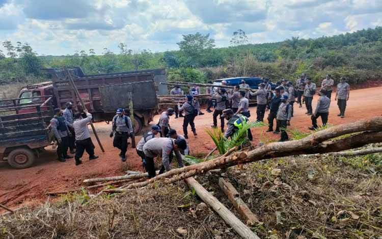 Bangun Pondok untuk Pembibitan Sengon Nyaris Bentrok
