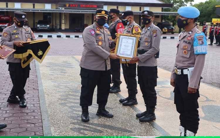 6 Personel Polres Seruyan dapat Penghargaan