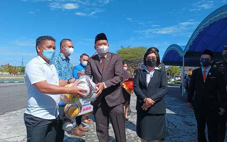 Pemkab Gunung Mas Serahkan Bantuan 6 Bola untuk Karang Taruna Desa Jakatan Raya