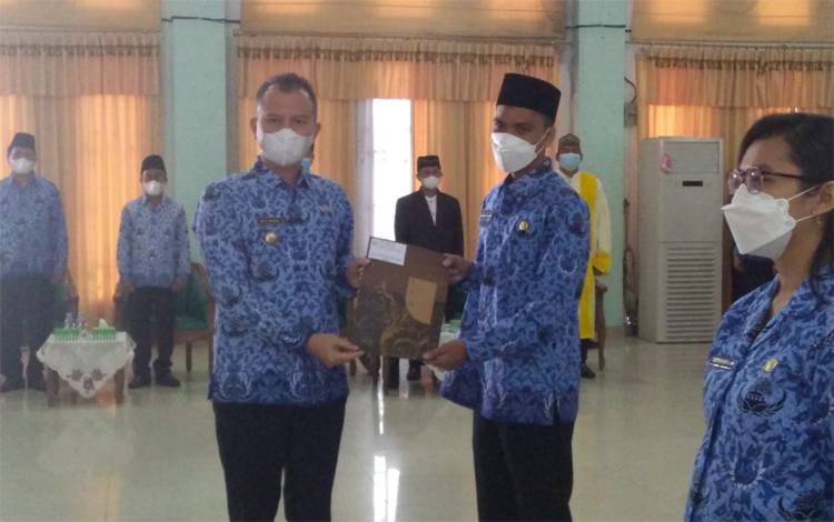 Bupati Gumas Serahkan 183 SK Pengangkatan PNS