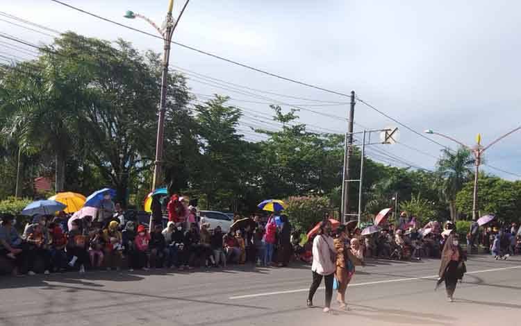 Warga Antusias Tunggu Karnaval Budaya Isen Mulang